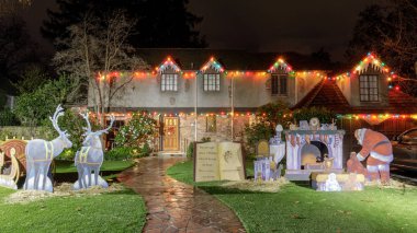 Bir evin Noel Dcor 'u. Palo Alto, Kaliforniya 'daki Noel Ağacı Yolu, Usa.