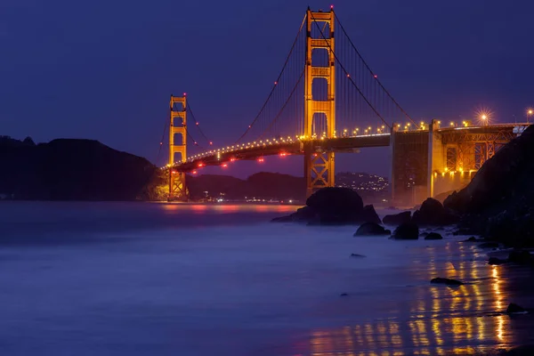 暗闇の中に輝く黄金の門橋 米国カリフォルニア州サンフランシスコのマーシャルビーチから撮影 — ストック写真