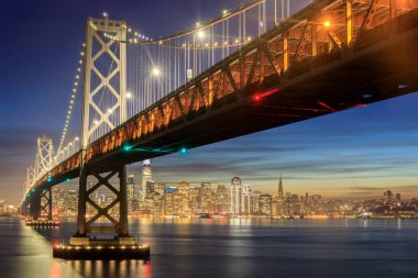 San Francisco-Oakland Bay Köprüsü ve San Francisco Rıhtımı 'nın batı kanadı. Yerba Buena Adası, San Francisco, California, Usa.