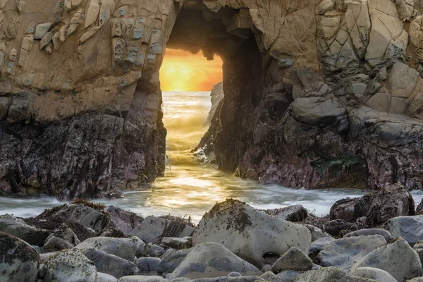 Słońce Zachodzi Keyhole Arch Plaży Pfeiffer Big Sur Kalifornia Usa — Zdjęcie stockowe