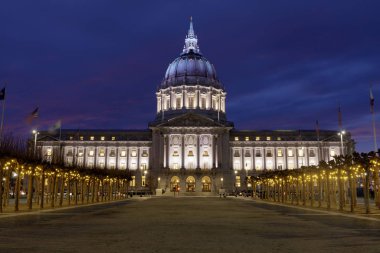 San Francisco Belediye Binası üzerindeki alacakaranlık, beyaz ve mavi renkte aydınlatıldı. Civic Center, San Francisco, California, Usa 'dan çekilmiş..