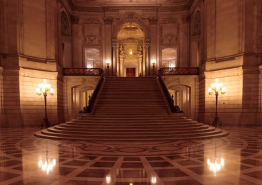 San Francisco, California, Usa - 23 Ocak 2020: San Francisco Belediye Binası İçişleri. Rotunda Büyük Merdiven ve Kubbe 'ye Karşı.