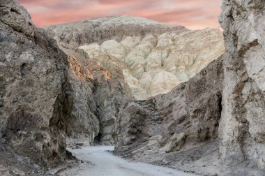 Altın Kanyon 'da gün doğumu. Ölüm Vadisi Ulusal Parkı, Kaliforniya, Usa.