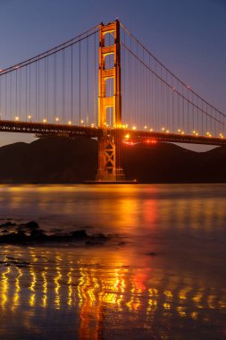 Parlayan Yansımalı Altın Kapı Köprüsü. Fort Point, San Francisco, California, Usa yakınlarında çekildi..