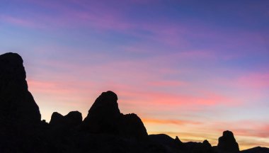 Tufa Kuleleri Günbatımı. Trona Pinnacles, San Bernardino County, Kaliforniya, ABD.