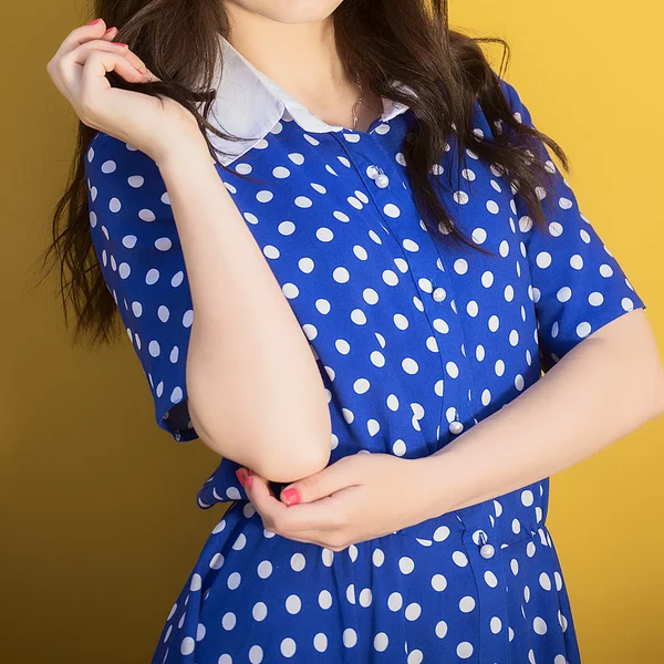 Junge schöne Frau in einer blauen Dress posiert im Sommer in der Nähe der gelben Wände. Nahaufnahme — Stockfoto