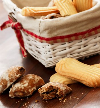 ev yapımı kurabiye ve gingerbread çerezleri bir ahşap basket.cookies, tatlı tablo