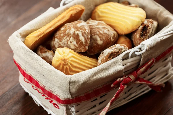 ev yapımı kurabiye ve gingerbread çerezleri bir ahşap basket.cookies, tatlı tablo