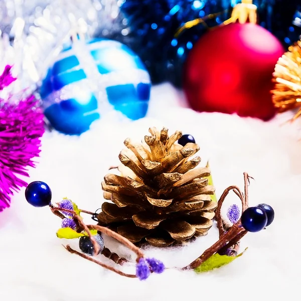 Décorations du Nouvel An Cône de pin Noël, cônes, boules sur la neige . — Photo