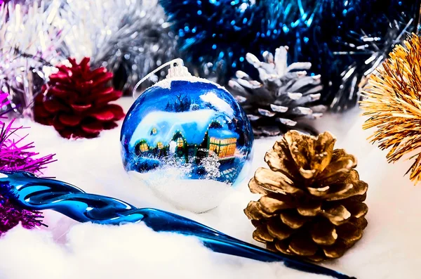 Os ornamentos de Ano Novo Pine cone.Christmas, cones, bolas na neve . — Fotografia de Stock