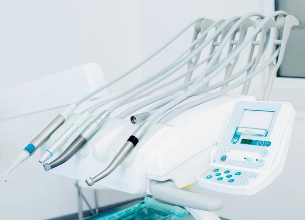 Інструменти та сучасні технології в стоматологічному кабінеті — стокове фото