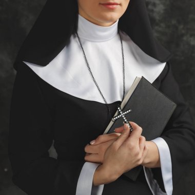 Din kavramı koyu arka plan karşı dini Rahibe