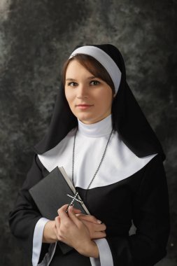 Din kavramı koyu arka plan karşı dini Rahibe