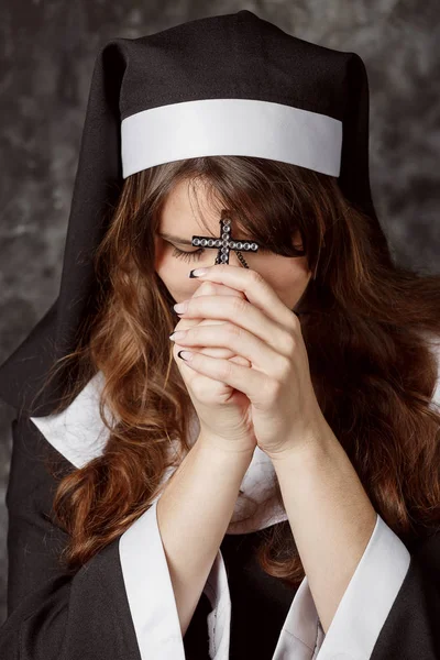 Din kavramı koyu arka plan karşı dini Rahibe — Stok fotoğraf