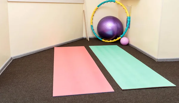 Gymnastic mats and balls in a rehabilitation room. Empty gym — Stock Photo, Image