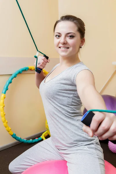 Young woman patient doing physical exercises in a rehabilitation study.young woman doing exercises on gym ball. — Stock Photo, Image