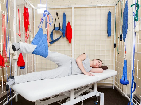 Genç kadın hasta bir rehabilitasyon çalışmada fiziksel egzersizleri yapıyor. — Stok fotoğraf