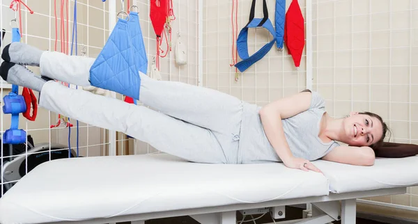 Jonge vrouw patiënt doen van fysieke oefeningen in een revalidatie-studie. — Stockfoto