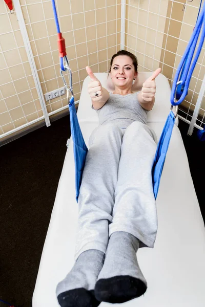 Пациентка, занимающаяся физическими упражнениями в реабилитационном исследовании . — стоковое фото