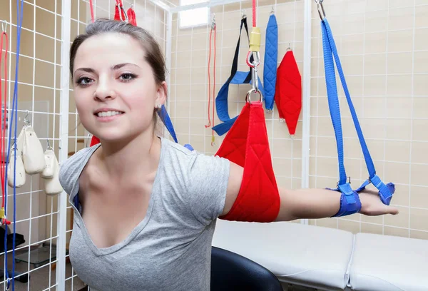 Genç kadın hasta bir rehabilitasyon çalışmada fiziksel egzersizleri yapıyor. — Stok fotoğraf