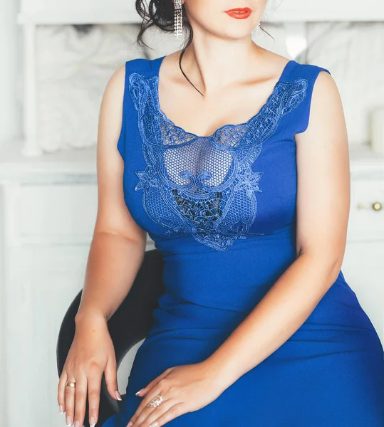 Closeup mladé ženy sedí v modré dress.beautiful ženské ruce a velké poprsí. — Stock fotografie
