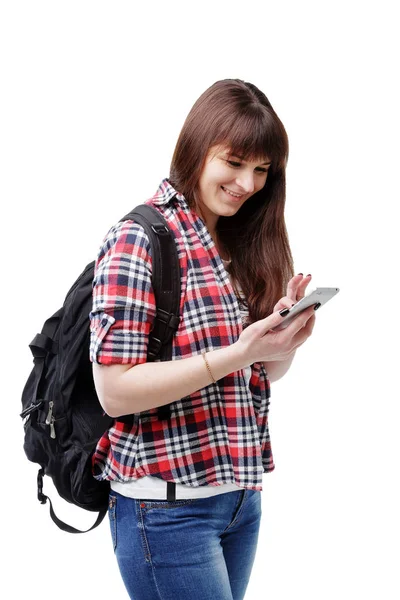 Birini bekliyor ve beyaz arka plan üzerinde smartphone kullanarak hipster genç kadın. Seyahat tatil kaçamağı gezi kavramı. — Stok fotoğraf