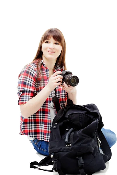 Resor-konceptet. Full längd studio porträtt av ganska ung kvinna håller kameran. Isolerad på vit. — Stockfoto