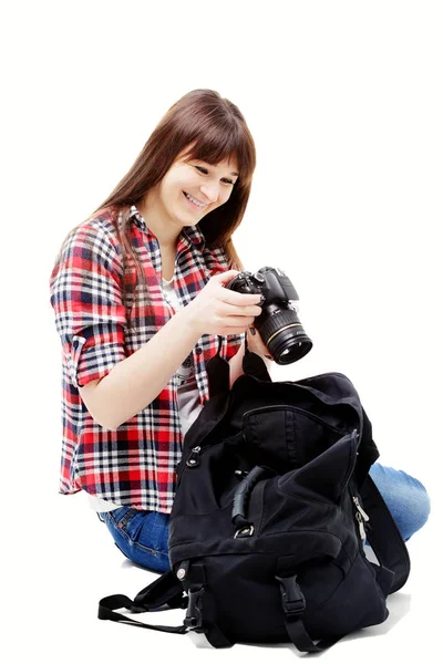 Seyahat kavramı. Tam uzunlukta studio kamera tutan genç ve güzel kadın portresi. Beyaz izole. — Stok fotoğraf
