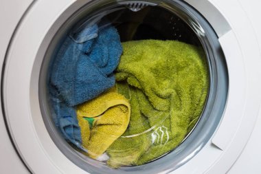 Çamaşır makinesi yüklü kuzu çamaşır yıkama,