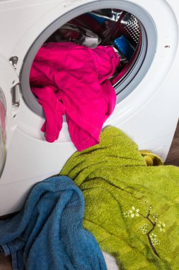 Çamaşır makinesi yüklü kuzu çamaşır yıkama,