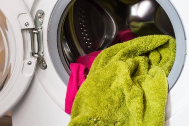 Çamaşır makinesi yüklü kuzu çamaşır yıkama,