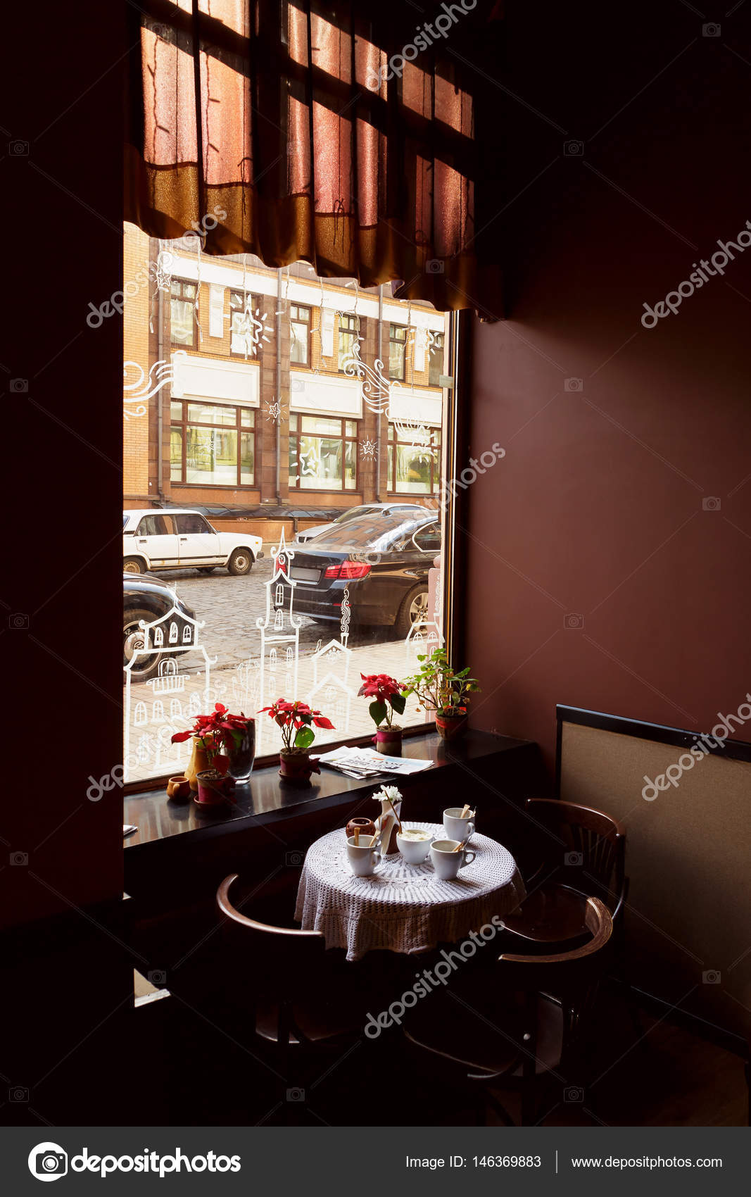 Het interieur van een leeg café of restaurant. Houten tafels en ... Het interieur van een leeg café of restaurant. Houten tafels en ...