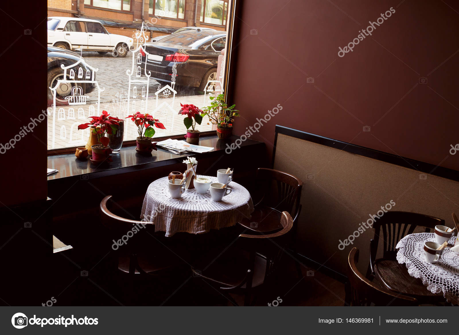 Het interieur van een leeg café of restaurant. Houten tafels en ... Het interieur van een leeg café of restaurant. Houten tafels en ...
