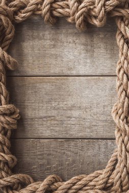 ahşap arka plan karede ip