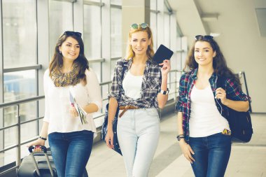 Üç genç kız onların Bagaj Havaalanı ve kahkaha ile gidin. Arkadaş grubu bir gezi