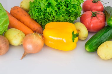 Sebze closeup görünümü grubudur. Havuç, domates, salatalık. Dolmalık biber, soğan, patates