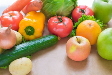 Taze ve olgun sebze ve meyveler masanın üzerine.