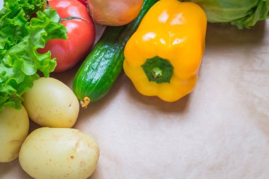 taze sebze. Domates, patates, salatalık, biber, soğan, marul, havuç, lahana kağıt bir masada