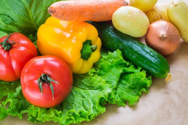 taze sebze. Domates, patates, salatalık, biber, soğan, marul, havuç, lahana bir tablo