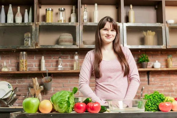 Mujer feliz cocina en la cocina — Foto de Stock