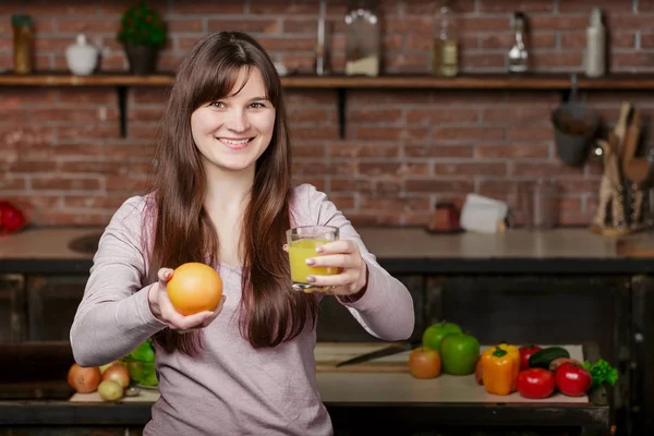 Ritratto di una bella donna che tiene un bicchiere con succo saporito — Foto Stock