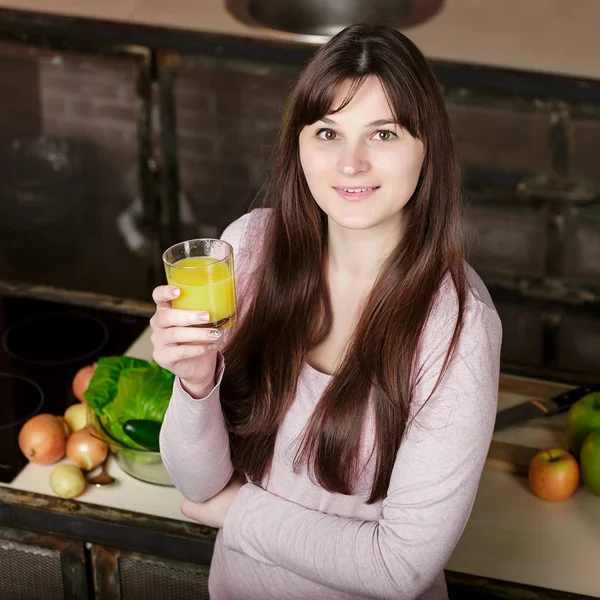 Портрет красивой женщины, держащей стакан с вкусным соком — стоковое фото