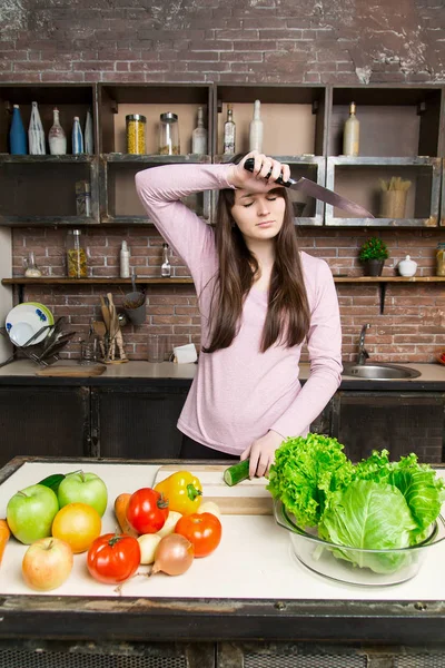 Žena řezy okurky v kuchyni s nožem. Příprava — Stock fotografie