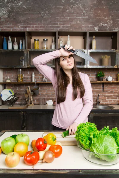 Žena řezy okurky v kuchyni s nožem. Příprava — Stock fotografie