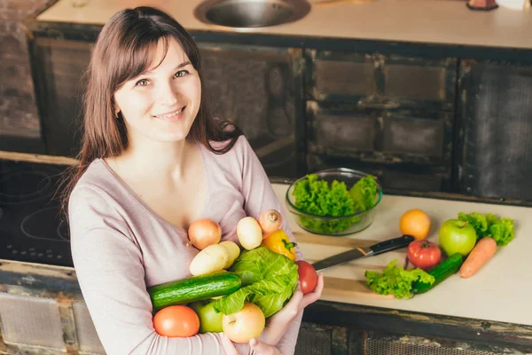 Ritratto di giovane donna felice con verdure fresche biologiche — Foto Stock