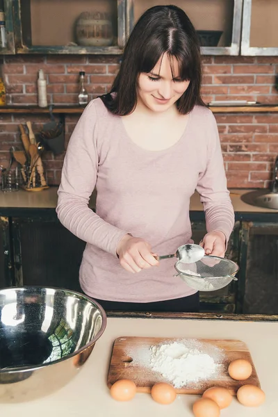 Žena, máslo a cukr do mouky stojícího v kuchyni — Stock fotografie