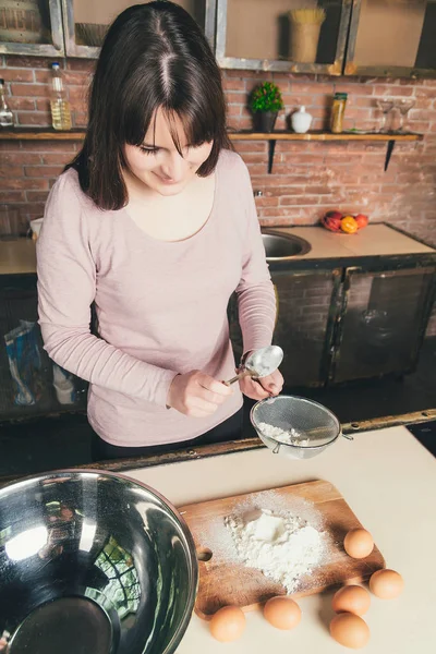 分割卵小麦粉立っている台所で女性 — ストック写真