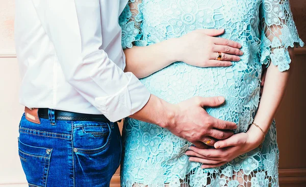 Grávida casal abraçando mulher barriga, close up — Fotografia de Stock