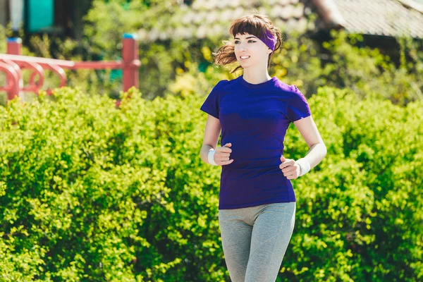 Donna in corsa. Corridore femminile che fa jogging durante gli allenamenti all'aperto in un parco. — Foto Stock