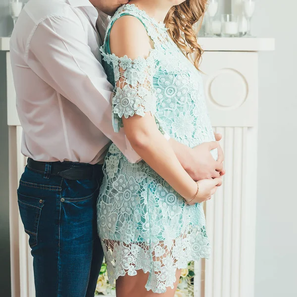 Беременная пара обнимает женщину животом, крупным планом — стоковое фото